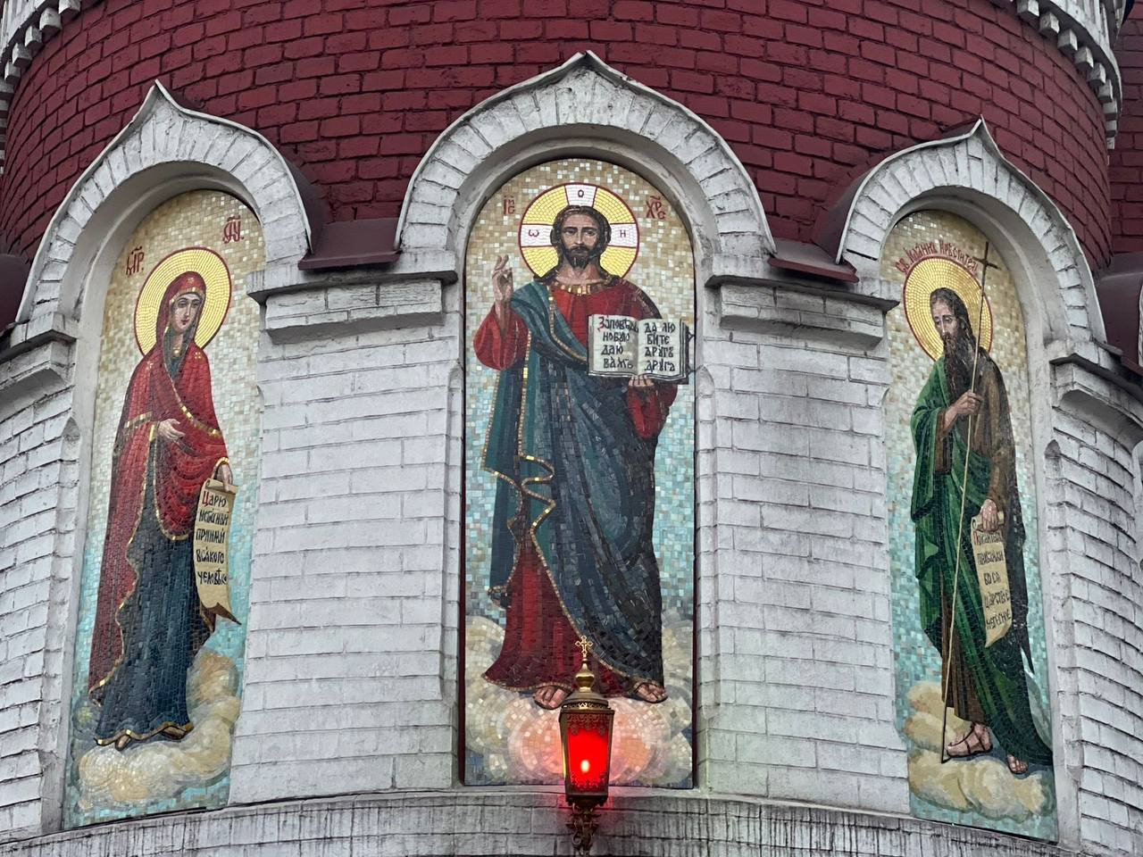 Mozaika sakralna na fasadzie – tryptyk