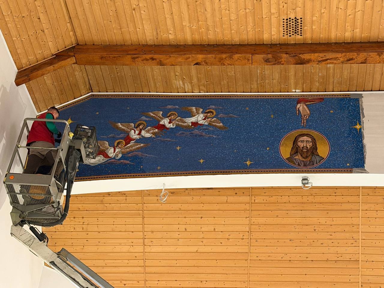 Montaż mozaiki – aniołowie na suficie